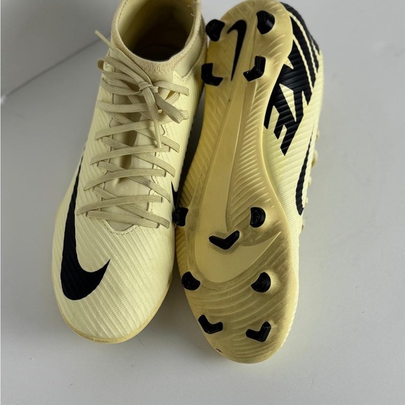 Nike Mercurial Soccer Cleats Men\'s Size 7.5 - Yellow/Black